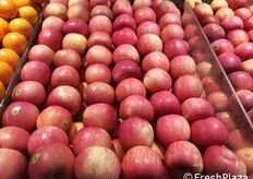 Mele allineate, costo attorno a 5 euro il kg.