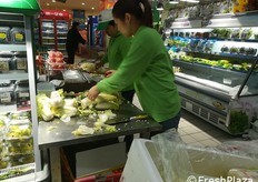 Confezionamento nel supermercato, alla vista dei clienti.