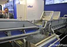 Lavatrice di quarta gamma, della Eillert, consente di lavare il prodotto risparmiando acqua grazie alla maggior efficienza di scuotimento in vasca.
