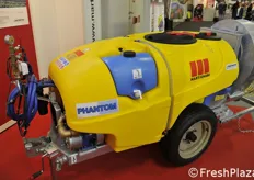 "Atomizzatore Martignani modello Phantom. I nebulizzatori Pneumatici Phantom M120 "Junior" trainati sono disponibili con capacità 600, 1000 e 1500 litri con cisterna in PE e cisterna lavamani da 15 litri e lavacircuito incorporate."