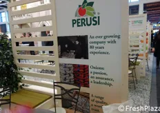 Perusi, leader di mercato nella distribuzione di cipolle. Questo grossista propone anche patate, frutta e ortaggi.