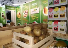 Lo stand congiunto Agricolli e Vitaina Italia Srl, con le sue proposte di frutta fresca (qui i kiwi bollinati al laser) ed essiccata da snack.