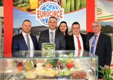 Il team Eurocirce, cooperativa agricola che opera nel settore della produzione e del commercio di ortaggi freschi fin dal 1979, mostra orgoglioso il suo prodotto di punta: le zucchine, prodotte per 12 mesi l'anno.