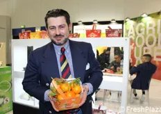 Marco Eleuteri, amministratore delegato alla direzione commerciale dell'Op Armonia, mostra una confezione della linea Premium DolceClementina.