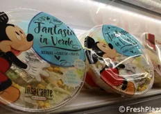 Novita' del 2017, ritroviamo la ciotola di insalata iceberg, carote e mais, appartenente alla linea Fantasia in Verde-Insal'Arte for kids, nata dalla partnership con Disney.