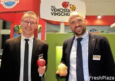 Fabio Zanesco, direttore commerciale di VI.P, e Benjamin Laimer, referente marketing Mela Val Venosta, mostrano rispettivamente due cavalli di battaglia: una mela Pinova e una Golden Delicious.