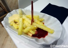 Dole intende puntare sulle preparazioni snack di frutta e verdura per incentivarne i consumi. Queste, che sembrano patatine, sono in realtà realizzate con fettine di ananas e salsine di frutta che fanno il verso a maionese e ketchup!