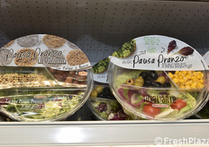 Le ciotole con insalata e ingredienti aggiunti.