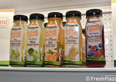 Gli estratti vanno di moda: Almaverde li propone in bottigliette con ampia referenza di gusti. Tutti rigorosamente bio.