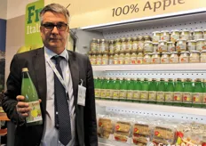 Giampietro Perico, responsabile business unit Leni's, mostra il nuovo succo Mela & Rabarbaro, proposto in bottiglia da 1 litro e nella comoda bottiglietta da 250 ml, entrambe in vetro.