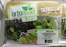 Mix di insalate bio a marchio Ortomad. Prodotti made in Italy, da lavare primo dell'utilizzo.