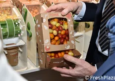 Stoffels (Belgio) ha presentato Automato, un sistema che permette ai clienti di supermercati e negozi di ortofrutta di scegliere la quantita' e i colori dei pomodorini che desiderano, grazie a questo distributore.