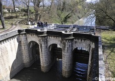 La bonifica del Fucino è un'opera di alta ingegneria, iniziata dai Romani. Qui il canale collettore confluisce nel canale sotterraneo di epoca romana e permette di mantenere all'asciutto le terre strappate all'ex lago.