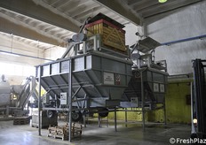 La tramoggia per il carico delle patate in linea di lavorazione.