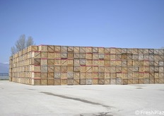 L'esterno con il deposito cassoni.