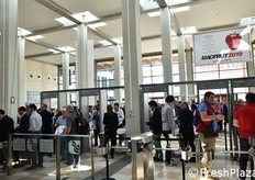 Afflusso all'ingresso sud della fiera.