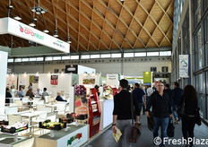 Affluenza nel corridoio di uno dei padiglioni.