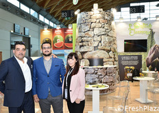 Lo stand della OP Agricola Campidanese ha promosso la sua gamma di prodotto a marchio L'Orto di Eleonora. In foto: Salvatore e Marco Lotta con la collega Maria Giovanna Angius.