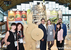 Foto di gruppo al pittoresco stand della OP Agricola Campidanese, ispirato a un nuraghe sardo. A guardia dello stand: i Giganti, ispirati a quelli ritrovati nel territorio oristanese e simbolo aziendale.