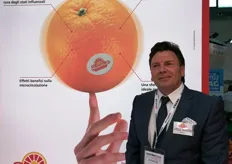 Un sorridente Aurelio Pannitteri presso il suo stand dedicato all'arancia rossa Rosaria.