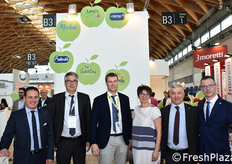 Da sinistra a destra: Simone Pilati, Sales-Coordinamento Mele Club, VOG; Giampietro Perico, Business Unit Manager Leni's, Vog Products; Gianluca Dolzani, Responsabile Area Sud Italia, Melinda; Valentina Giaccherini, Consorzio La Trentina; Silvio Canestrini, Responsabile comparto mele, Gruppo Mezzacorona; Fabio Zanesco, Direttore Commerciale, VI.P.