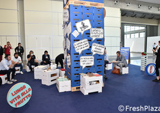 ... solo le persone munite di apposite cuffie potevano ascoltare il testo.