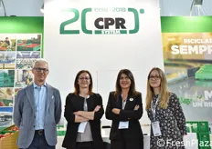 Foto di gruppo allo stand CPR System. La seconda da sinistra e' Monica Artosi, direttore generale, al suo fianco Yliana Gonzalez.
