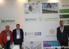 Stand congiunto per Adron, Agritechno, Centro Seia e Koppert. In foto, da sinistra a destra: Giorgio Pedrollo (resp. tecnico Gruppo Sis colture fuorisuolo); Renato Lama (General Manager Koppert) e Massimo Longo (Managing Director Agritechno).