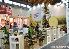 "Lo stand Dole ha presentato il nuovo slogan: "Abbiamo il sole dentro"."