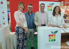 Sempre nella collettiva di Italia Ortofrutta, troviamo lo stand della OP Assofruit Italia. Da sinistra a destra: Mimma Gallo, Salvatore Pecchia, Andrea Badursi, Giuditta Signorella.