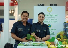 Carlo De Riso (a sinistra) allo stand Costieragrumi.