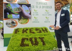 Andrea Battagliola, giovane generazione dell'omonima famiglia, da sempre alla guida de La Linea Verde, mostra una delle innumerevoli referenze a marchio Dimmidisi'.