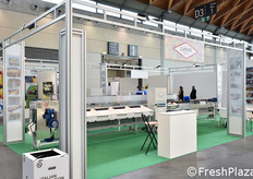 Progettazione e costruzione macchine e impianti per la lavorazione di frutta ed ortaggi freschi, in tutte la sue fasi: rovesciamento, lavaggio, spazzolatura, selezione, calibratura, riempimento, confezionamento, trattamento, depallettizzazione, pallettizzazione.