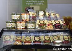 L'assortimento della ditta Lucarelli, specialista in olive da mensa.