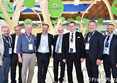 Foto di gruppo presso lo stand collettivo di OPO Veneto, qui nella sezione dedicata a CoopCredit. Da sinistra: Francesco Arrigoni (direttore OPO Veneto), Roberto Ciman (CoopCredit), Massimo Pezzuolo (OPO Veneto), Giorgio Oliva (CoopCredit), Cesare Bello' (OPO Veneto), Roberto Ponte (CoopCredit), Adriano Daminato (presidente di OPO Veneto) e Luigi Schillaci (CoopCredit).