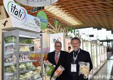 Paolo Comparini della ditta Itali' (controllata di OPO Veneto), insieme al presidente di OPO Veneto Adriano Daminato presentano un packaging biocompostabile in PLA, per insalate e ortaggi di I gamma evoluta.