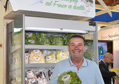 Alessandro Braggion (presidente Consorzio Insalata di Lusia IGP) mostra con orgoglio la nuova confezione biocompostabile.