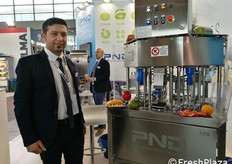 PND, macchine per tagliare frutta e verdure. In foto Alessandro Cascone dell'Uffico tecnico aziendale.