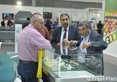 Riziero Ricci, a destra, al lavoro presso lo stand Rg.