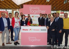 Foto di gruppo presso lo stand della RK Growers.