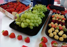 Ad attrarre l'attenzione, le fragole multicolor!