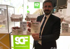 Alessandro Scurria, Ceo della Sicilferro a Macfrut 2018, mostra la targa dell'innovation award.