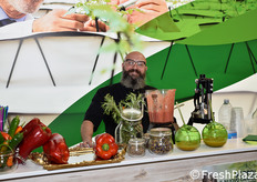 Il barman dello stand Seminis.