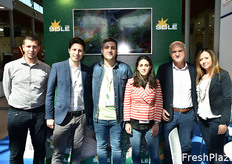 Foto di gruppo allo stand della cooperativa Sole.