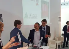 Rosario Privitera (al centro) riceve per TSI Italia l'Innovation Award Macfrut 2018 per il pomodoro cuore di bue denominato Rosacambra.