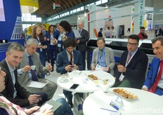 Angelo Benedetti (a destra), in occasione della tradizionale conferenza stampa allo stand.