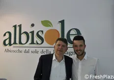 Roberto Guidi e Gian Marco Benvenuti. Albisole è il marchio per le albicocche dell'azienda Guidi, una delle maggiori in Italia (oltre 300 ettari) specializzata in questo frutto.