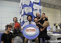 "Idea innovativa per il Consorzio Bestack, grazie al vulcanico direttore Claudio Dall'Agata (al centro). Qui in foto, insieme agli attori che hanno recitato e riproposto più volte uno spettacolo "silenzioso" (con cuffie) proponendo i valori ecologici dell'uso del cartone."