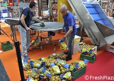 Insacchettamento cipolla come esempio esplicativo in fiera.