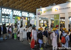 Bambini in visita allo stand della Colombia.